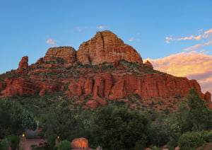 Горы днём с растительностью у подножия