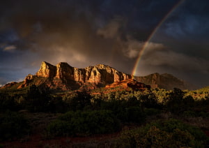 Горы на закате и радуга на небе